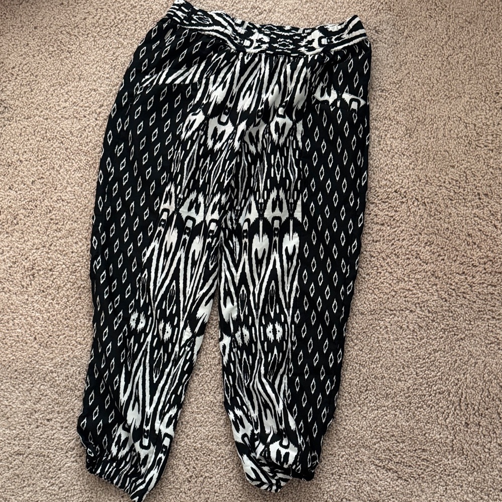 Billabong Black and White Patterned Capris - Women’s - sz SMALL